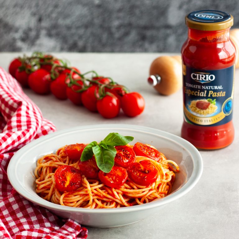 Spaghetti con tomate, albahaca y tomates cherry salteados